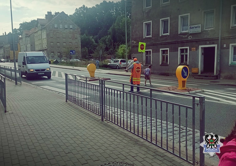 Policyjne patrole w rejonie placówek oświatowych i pogadanki z dziećmi