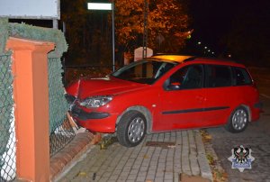 Nietrzeźwy kierujący zatrzymany przez głuszyckich policjantów wjechał w ogrodzenie posesji. 21-latek miał aktualny zakaz kierowania pojazdami