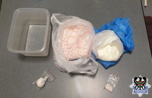 Ponad kilogram amfetaminy w kuchennej szafce – wałbrzyscy policjanci skuteczni w zwalczaniu przestępczości narkotykowej