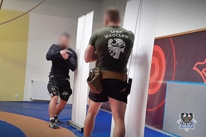 Na zdjęciu wałbrzyscy policjanci podczas ćwiczeń z kontrterrorystami.