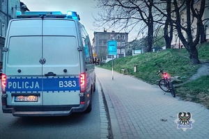 Radiowóz policyjny i rower na chodniku