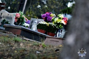 Odwiedzając groby bliskich, nie dajmy się okraść "kieszonkowcom"