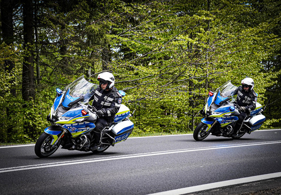 policjanci jadą na dwóch motocyklach na zakręcie