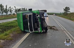 Na zdjęciu pojazd, którym jechał skazany przez sąd mężczyzna, w tle radiowóz.