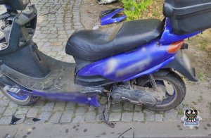 Na zdjęciu uszkodzony motorower widziany z boku.