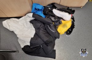 Na zdjęciu zabezpieczone przez policjantów kurtki i buty.