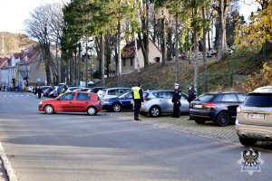 Na zdjęciu policjanci przy jednym z cmentarzy podczas poprzednich akcji Znicz.