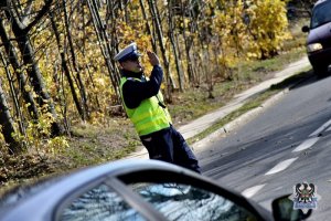 Na zdjęciu policjant kierujący ruchem przy cmentarzu w rejonie ul. Żeromskiego.