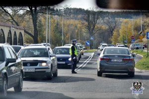 Na zdjęciu policjant kierujący ruchem przy cmentarzu w rejonie ul. Moniuszki.