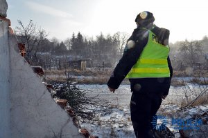 Na zdjęciu policjant w porze zimowej.