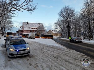 Na zdjęciu zaśnieżona tablica rejestracyjna pojazdu.