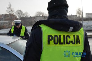 Na zdjęciu policjanci podczas kontroli drogowej.