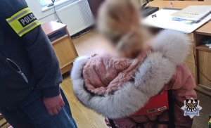 Na zdjęciu policjanci wykonują czynności procesowe z zatrzymaną kobietą.