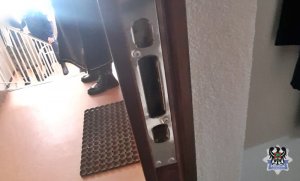 Na zdjęciu uszkodzone drzwi wejściowe do mieszkania - inne ujęcie.