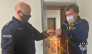 Na zdjęciu Zastępca Komendanta Miejskiego Policji w Wałbrzychu oraz Komendant Hufca ZHP Ziemi Wałbrzyskiej - inne ujęcie.