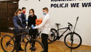 Na zdjęciu przekazanie roweru piątemu z dzieci.