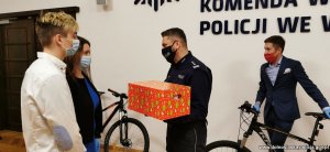 Na zdjęciu przekazanie roweru czwartemu z dzieci