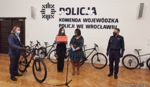 Na zdjęciu przekazanie roweru jednemu z dzieci.