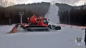 Na zdjęciu ratrak na stoku narciarskim.