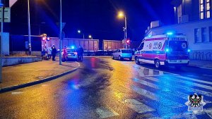 Na zdjęciu służby ratownicze przy przejeździe kolejowym.