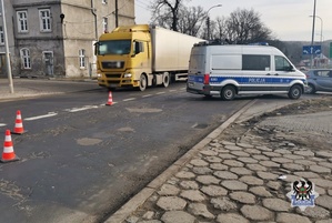 Na zdjęciu radiowóz na miejscu zdarzenia drogowego.