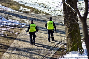 Na zdjęciu policjanci podczas patrolu.