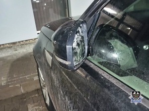 Na zdjęciu uszkodzone lusterko samochodu.