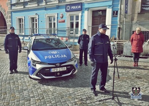 Na zdjęciu przemawia jeden z policjantów.