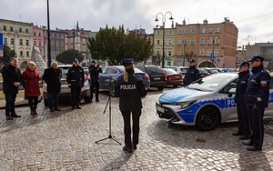 Na zdjęciu nowy radiowóz oraz uczestnicy przekazania pojazdu służbowego - inne ujęcie.