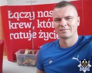 Asp. szt. Radosław Dobosz w krwiodawstwie.