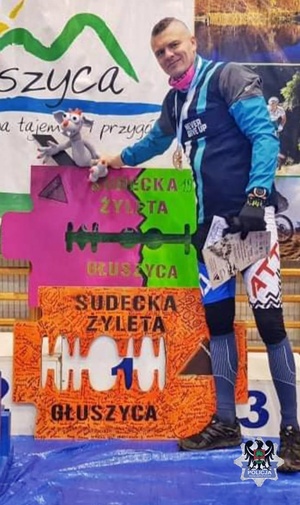 Asp. szt. Radosław Dobosz pierwszy w Sudeckiej Żylecie - inne ujęcie.