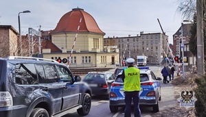 Na zdjęciu policjant obserwujący to co dzieje się na przejeździe kolejowym przy ul. Żeromskiego w Wałbrzychu.