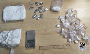 Policjanci zdjęli z czarnego rynku blisko kilogram narkotyków w postaci amfetaminy. Tymczasowy areszt dla poszukiwanego 33-letniego mieszkańca naszego miasta
