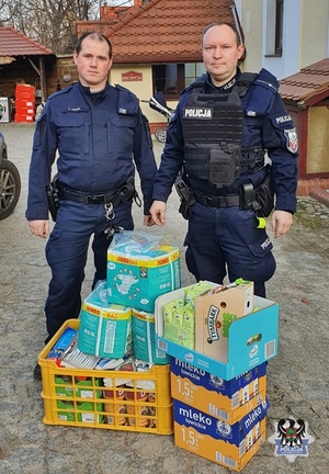 Na zdjęciu policjanci z zebranymi darami dla uchodźców.