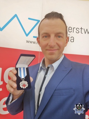 Na zdjęciu sierż. szt. Rafał Janowski z odznaczeniem - trzecie ujęcie.