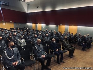 Na zdjęciu policjanci podczas uroczystości - widok z przodu sali.