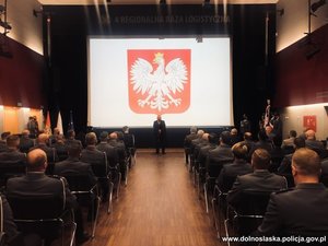 Na zdjęciu policjanci podczas uroczystości - widok z tyłu sali.