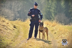 Na zdjęciu przewodnik z psem służbowym - zdjęcie nr  5