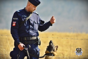 Na zdjęciu pies służbowy i jego przewodnik.