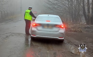 Na zdjęciu policjant bada stan trzeźwości na ul. Piotrowskiego.