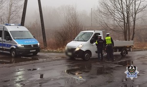 Na zdjęciu policjanci bada stan trzeźwości na ul. Prostopadłej.