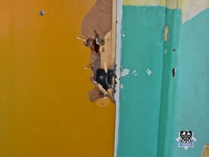 Na zdjęciu uszkodzone drzwi mieszkania.