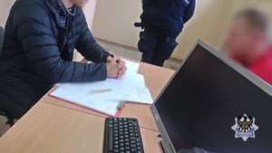 Na zdjęciu policjanci wykonują czynności procesowe z zatrzymanym mężczyzną