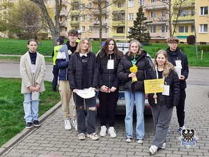 Na zdjeciu pamiątkowe zdjęcie młodzieży podczas akcji.