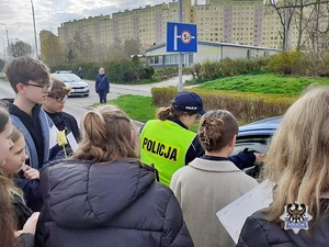 Na zdjeciu młodzież oraz policjanci podczas akcji - drugie ujęcie.