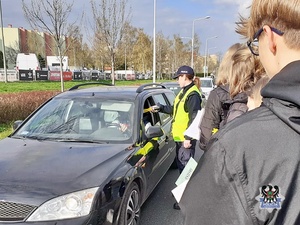 Na zdjeciu młodzież oraz policjanci podczas akcji.