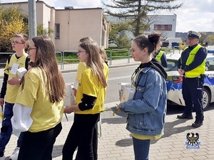 Na zdjeciu młodzież oraz policjanci podczas akcji - szóste ujęcie.