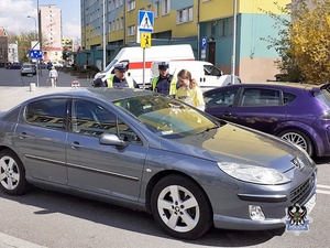 Na zdjeciu młodzież oraz policjanci podczas akcji - czwarte ujęcie.