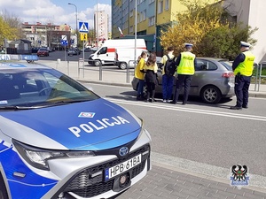 Na zdjeciu młodzież oraz policjanci podczas akcji - piąte ujęcie.