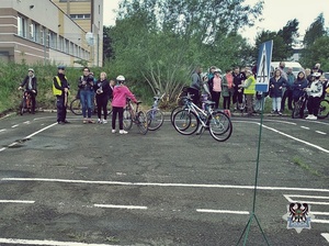 Na zdjęciu policjant oraz uczestnicy egzaminu na kartę rowerową.